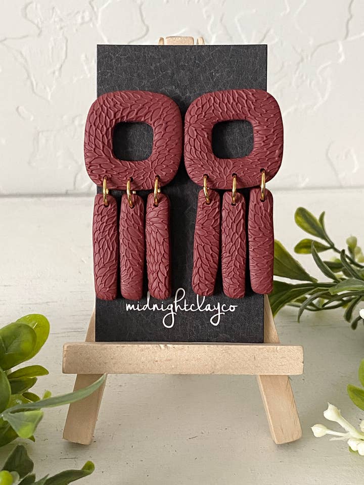 Boucles d'oreilles de Noël en Bourgogne - Pendentif en forme de beignet à franges pour la vente par midnightclayco