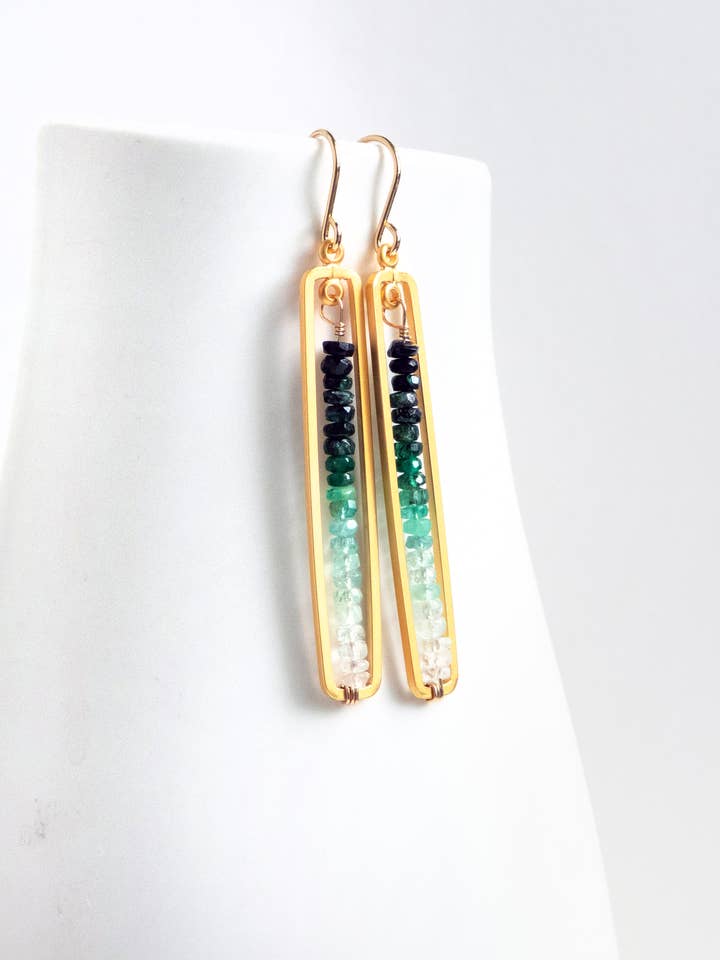 Boucles d'oreilles barres émeraude | Boucles d'oreilles émeraude pour la vente par Laura Stark Designs