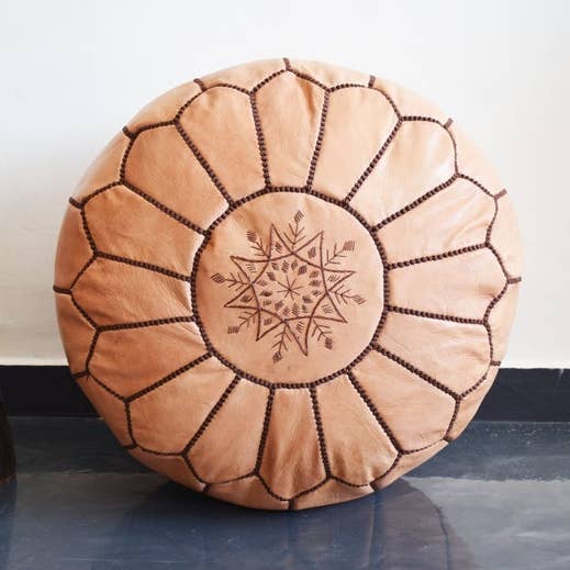 Marockansk Unstuffed ottomanska läderpuff/beige för wholesale av MARRAKECH METACRAFT LTD