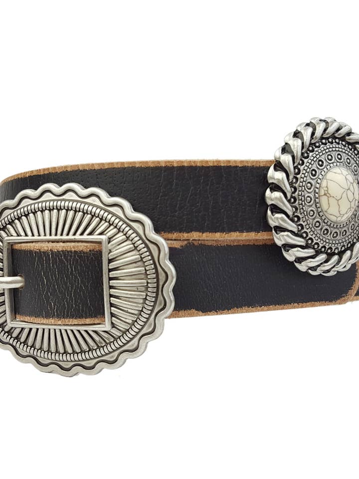 Western riem van echt versleten leer, ronde stenen concho's voor wholesale door Axesoria West