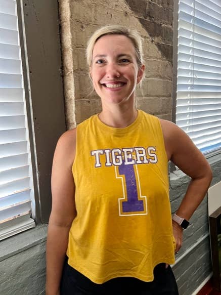 DÉBARDEUR GRAPHIQUE TIGERS 1 RACERBACK CROP GAMEDAY - LSU TIGERS pour la vente par CITIZEN NOLA LLC