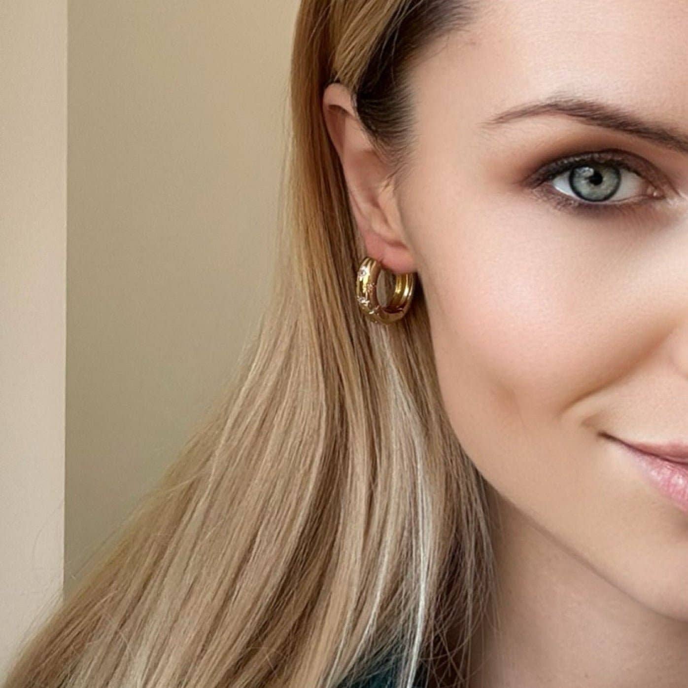 DUESTELLE ITALIA - Wholesale Hoop Earrings - Bold&Gold Hoops - Gold-plated earrings with cubic zirconia2