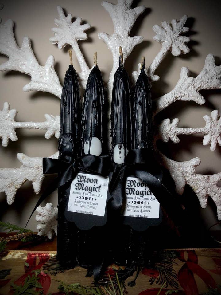 Moon Magick - Paire de bougies chauffe-plat en cire d'abeille noire pour lune noire et pleine lune pour la vente par BlakByrd Botanika