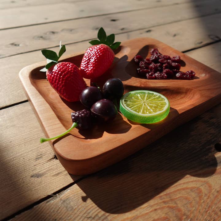 Plateau de charcuterie sculpté à la main en érable dur de l'Indiana pour la vente par The Gant Collective