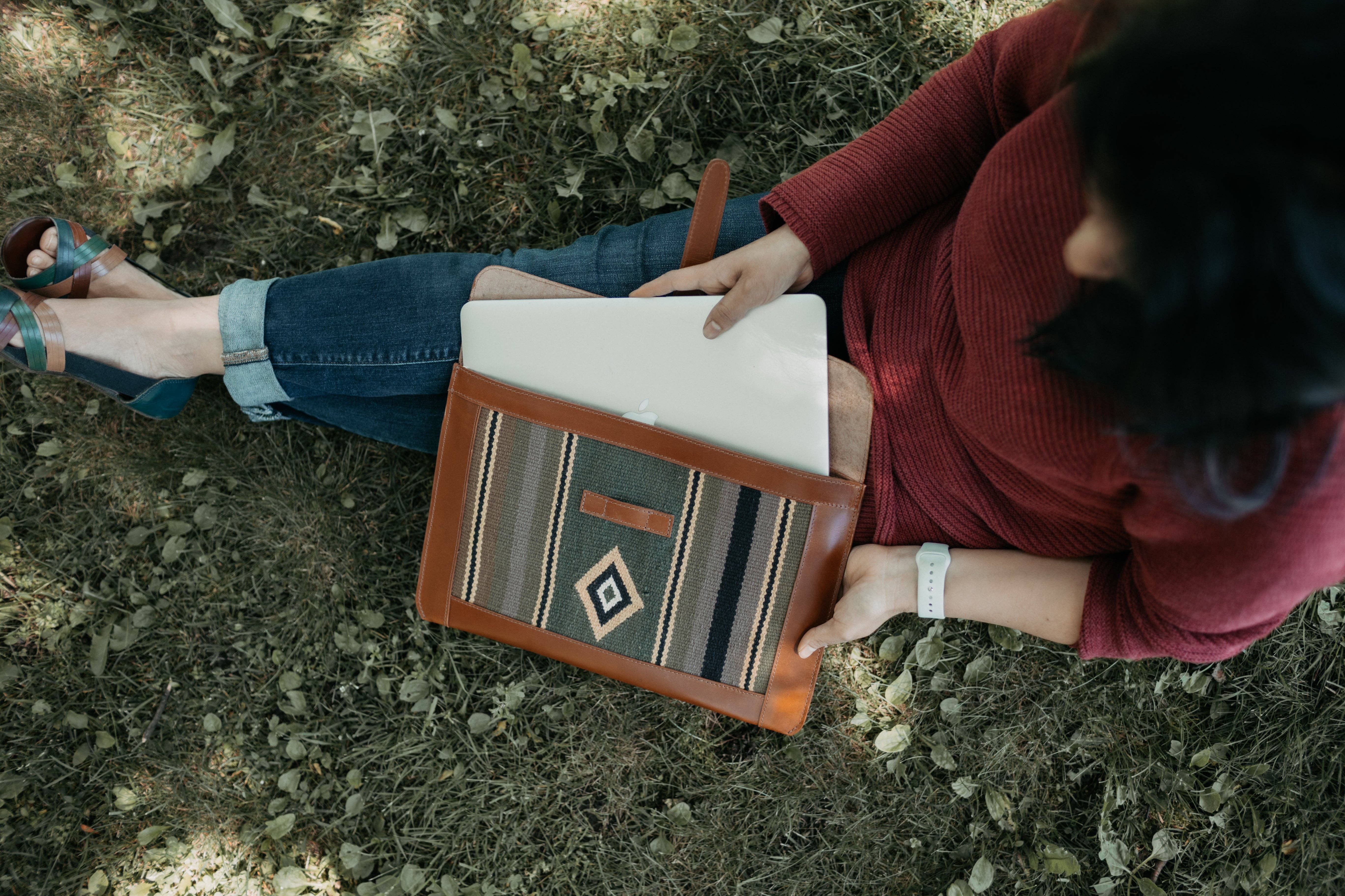 TLG Canada - Venta al por mayor Funda de portátil/tableta - Mujer - Funda de Cuero Vintage Bohemia para MacBook Caramelo Marrón0