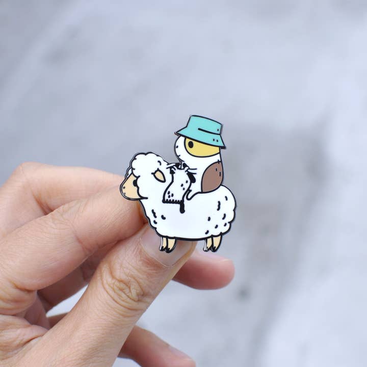 Noristudio - Wholesale Lapel Pin/Button - Bubu the Guinea Pig Knitter Enamel Pin, Black Nickel Plated1