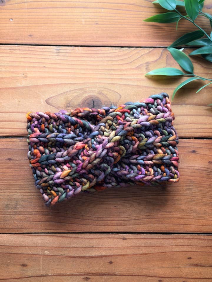 Pamn Headband in Piedras for wholesale by Ellikin Knits