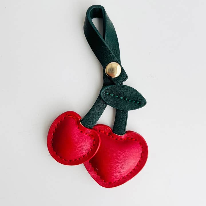 Bijou de sac cerise | Porte-clés en similicuir végan pour la vente par Tiny Gift Society