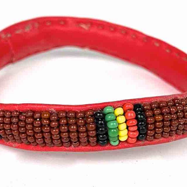 Bracelets contemporains Yoruba perlés en cuir rouge pour la vente par The Niger Bend