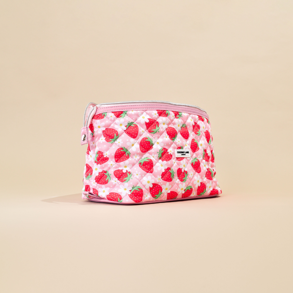 Coconut Lane - Vendita all'ingrosso Borsa per trucchi/cosmetici - Magic Lifestyle Pouch - Pochette trapuntata Berry Cute Strawberry1