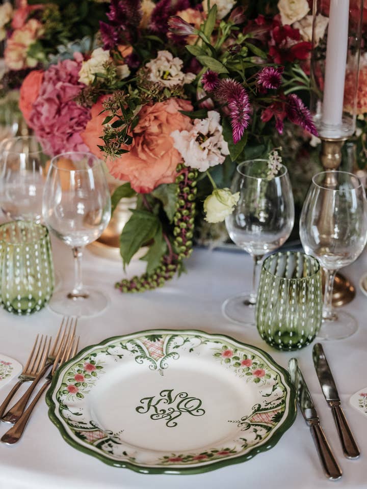 Assiette à dîner treillis de roses peintes à la main pour la vente par Deux Pigeons