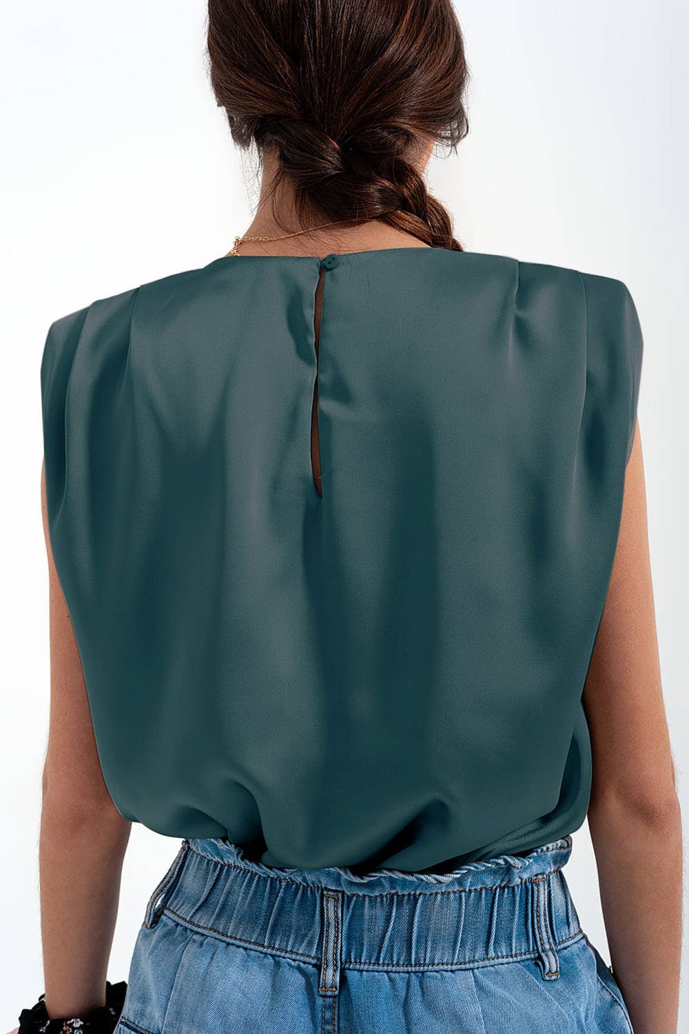 verde Top sem mangas com almofada de cetim franzido em verde para venda a revendedores na Faire3