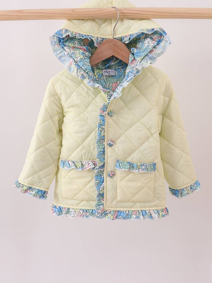 Gul blomsterprintet quiltet jakke med flæser for engroshandel hos Mom & Co.