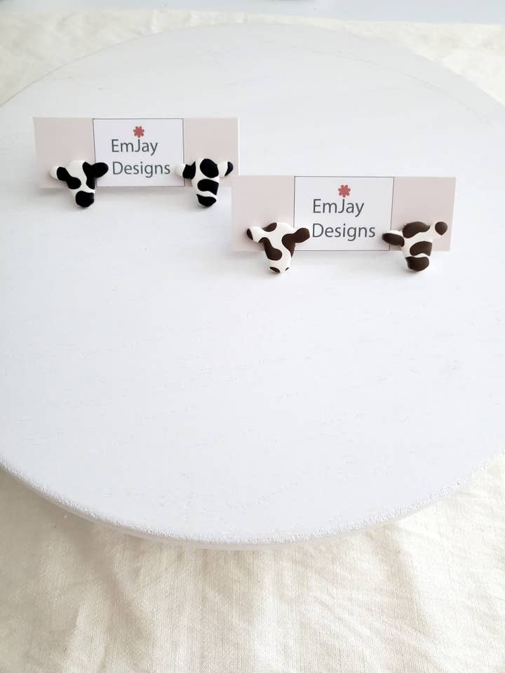 Boucles d'oreilles à tige en pâte polymère à tête de vache pour la vente par EmJay Designs