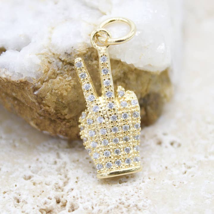 Signe de la main de la paix rempli d'or 18 carats avec zircone cubique CZ pour la vente par MIA Jewelry