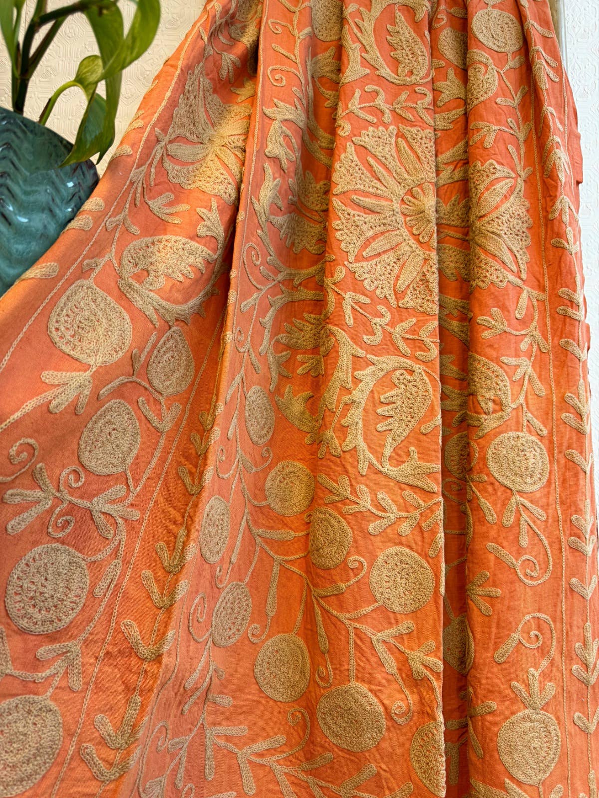 Essential Designs London - Venta al por mayor Mantas de sofá - Puro Algodón Bordado Suzani Hecho a Mano Elegante Manta para Sofá Cama1