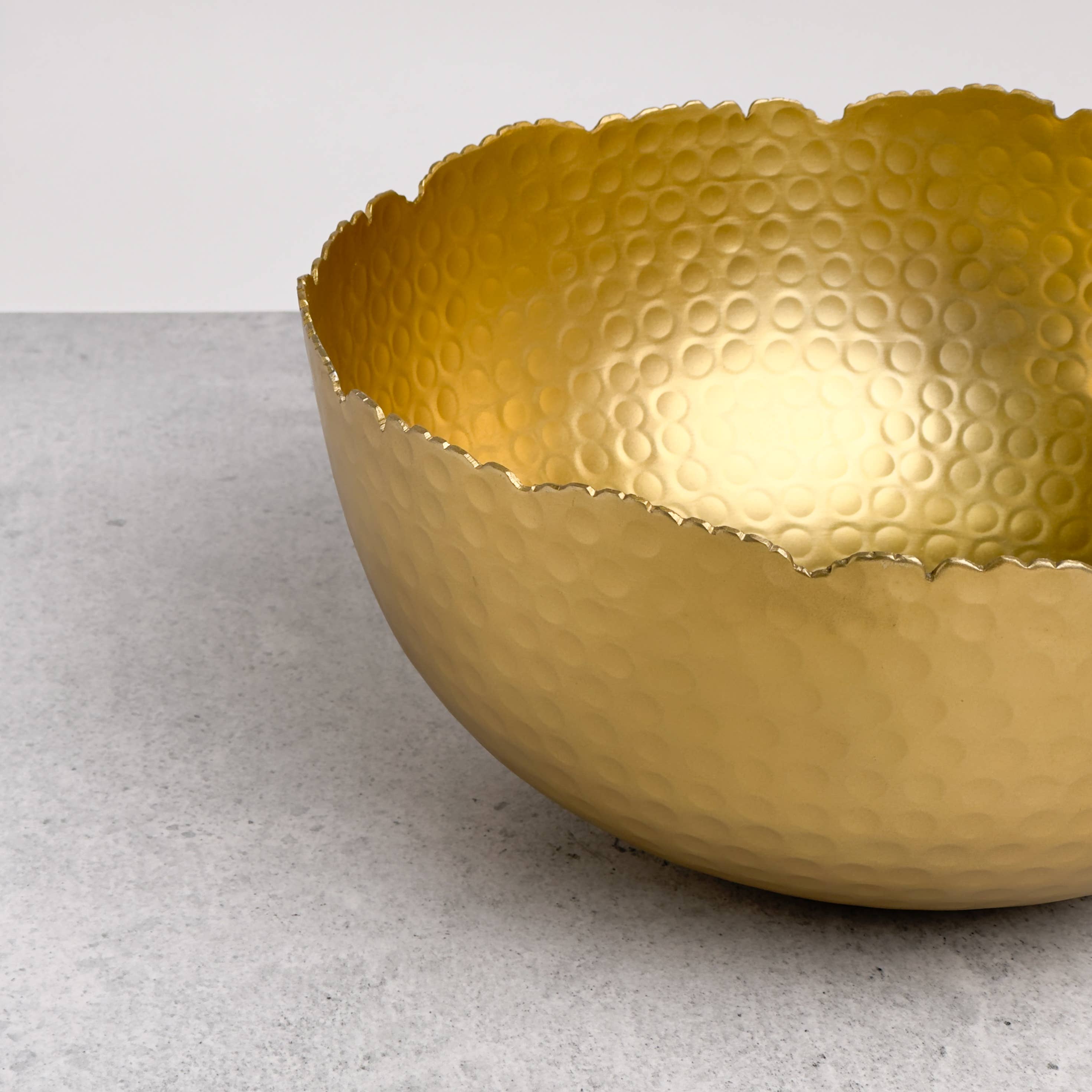 India Handicrafts Inc - Venta al por mayor Bandejas/platos/boles decorativos - Cuenco grande martillado dorado1