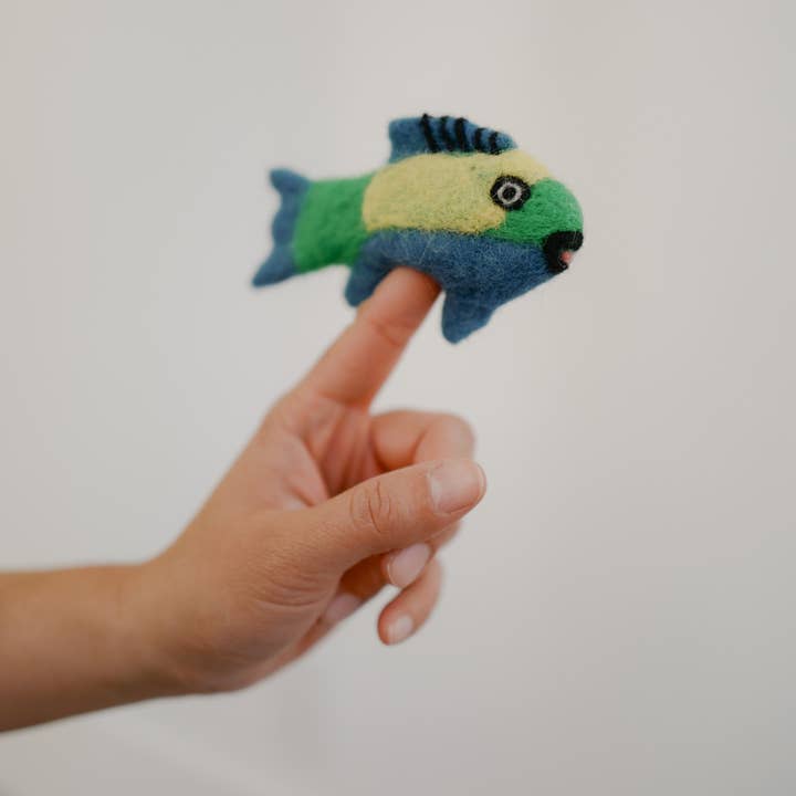 Play Planet – Großhandel Fingerpuppe – Kind & Baby – Papageienfischpuppe, Filzspielzeug, tropische Fische aus Filz | Fingerpuppe aus Filz1
