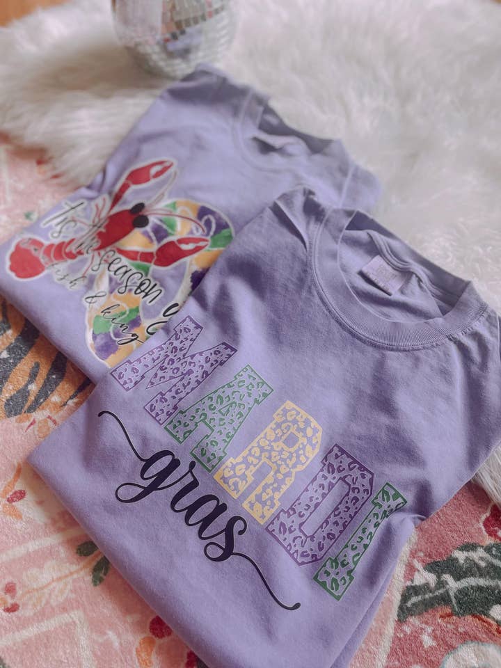 T-shirt Leopard Mardi Gras per la vendita all'ingrosso da parte di Downtown Darling Wholesale