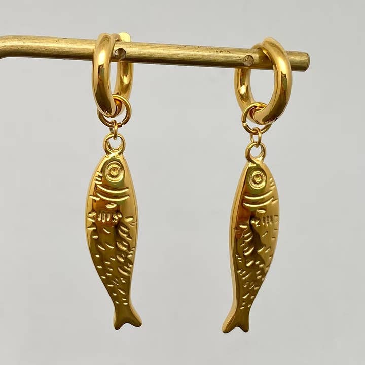 Mio Queena – wholesale Huggie earrings – Fish Charm 18K Gold Plated S.Steel Huggie Earrings - FGS0