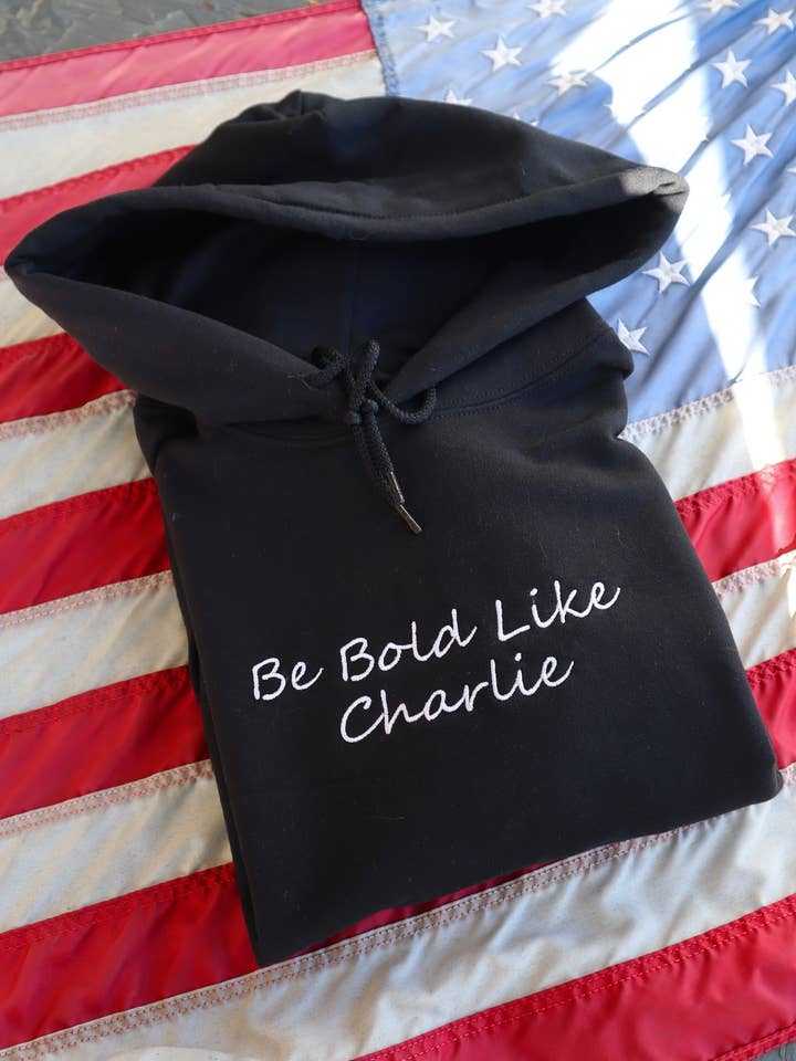 Geborduurd, Wees Dapper Zoals Charlie, Hoodie/Sweater, Lange Mouw, Klassieke Pasvorm, Unisex Volwassene voor wholesale door UNMATCHED