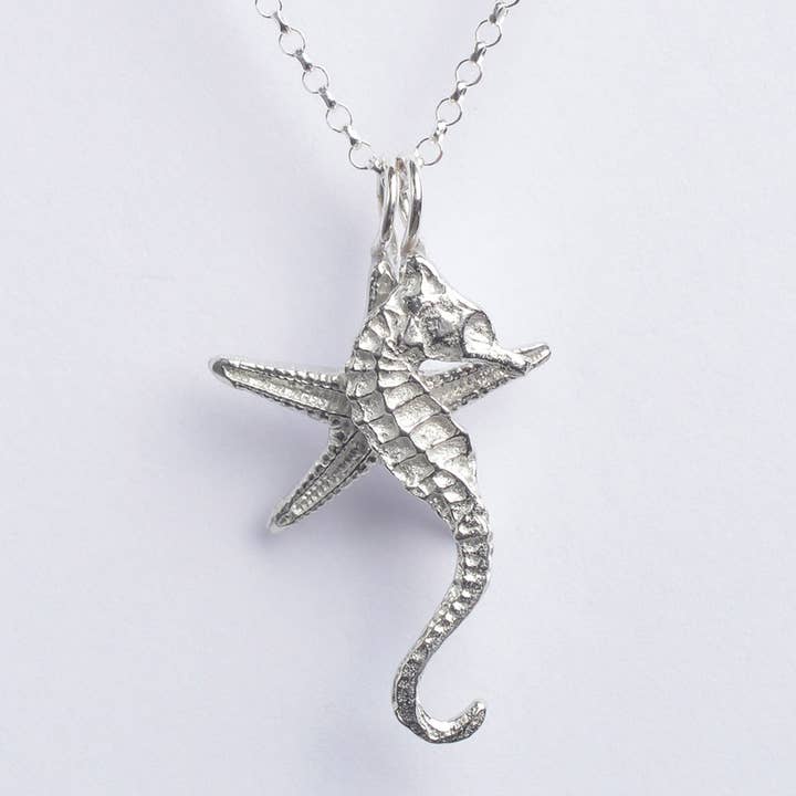 Collana con cavalluccio marino e stelle marine, gioiello in peltro inglese per la vendita all'ingrosso da parte di Glover & Smith