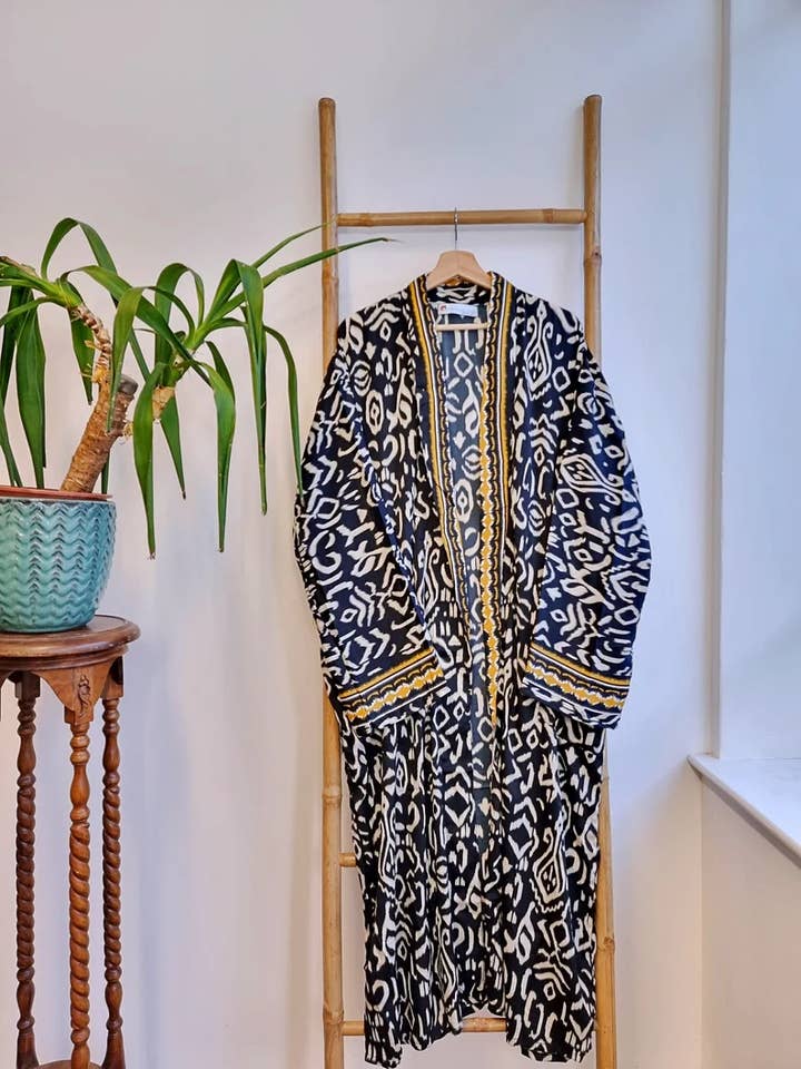 Silkekimonoer til mænd i digital sort hvid ikat & sennep nuance for engroshandel hos Essential Designs London