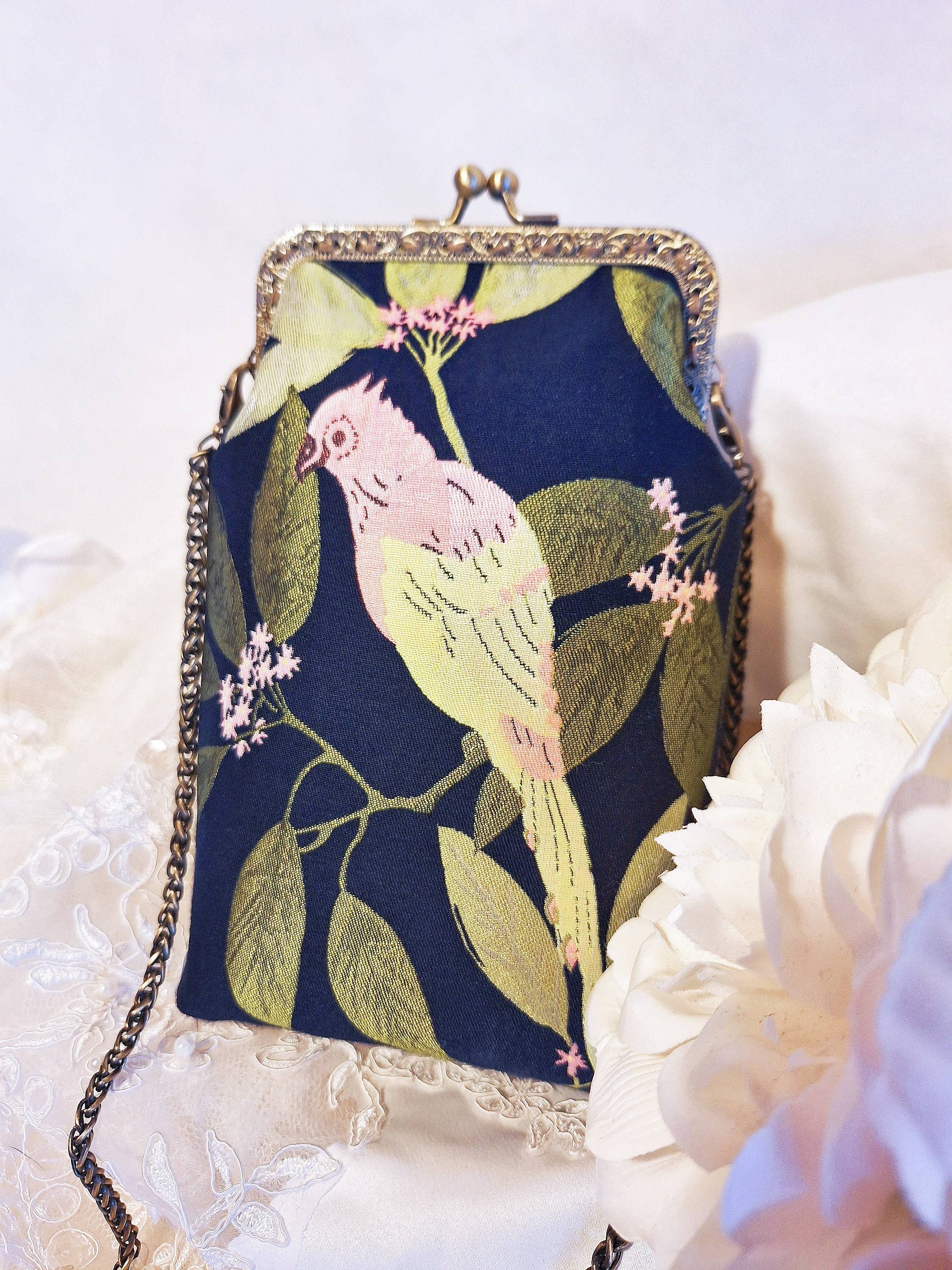LeisTextileStudio - Vente Pochette – femme - Pochette de téléphone faite main avec fermoir baiser en tissu à fleurs et oiseaux1