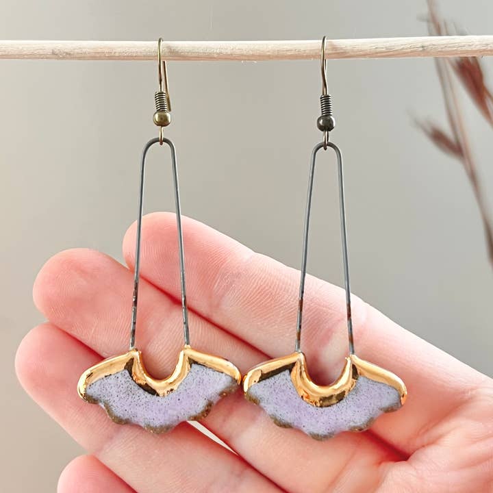 Boucles d'oreilles en céramique florale lavande brillante avec or pour la vente par The Artifact House
