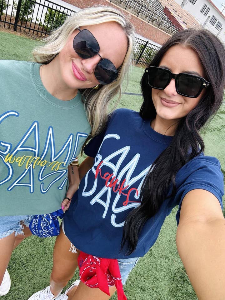 Maglietta grafica con mascotte personalizzata per il giorno della partita per la vendita all'ingrosso da parte di Dash Forward Wholesale