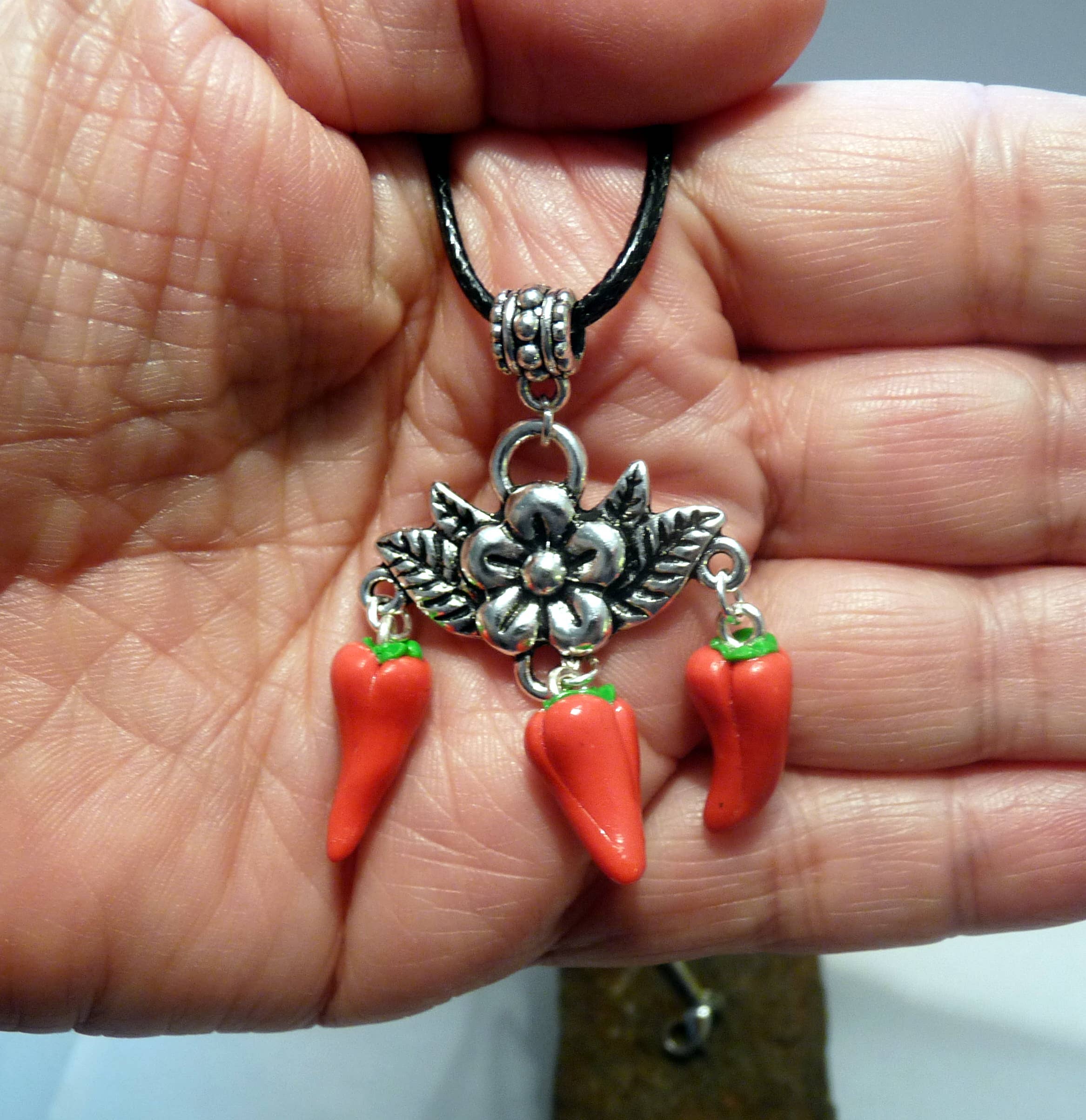 Sofishops - Wholesale Pendant/Charm Necklace - Basque pendant 3 peppers1