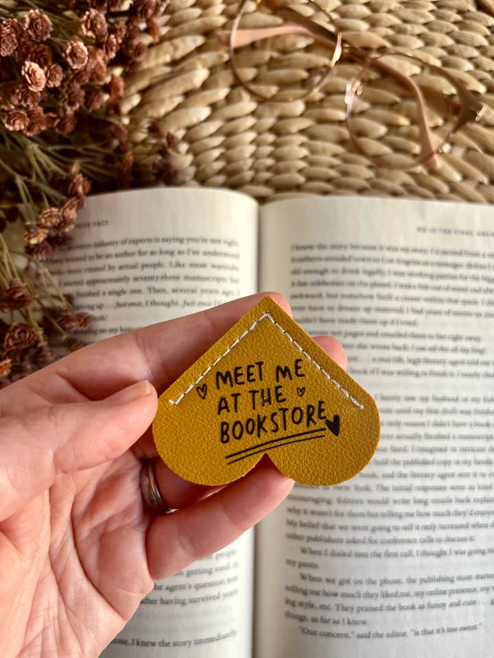 Ontmoet me bij de boekwinkel Leren Hart Boekenlegger Oor voor wholesale door Rustic Raleigh