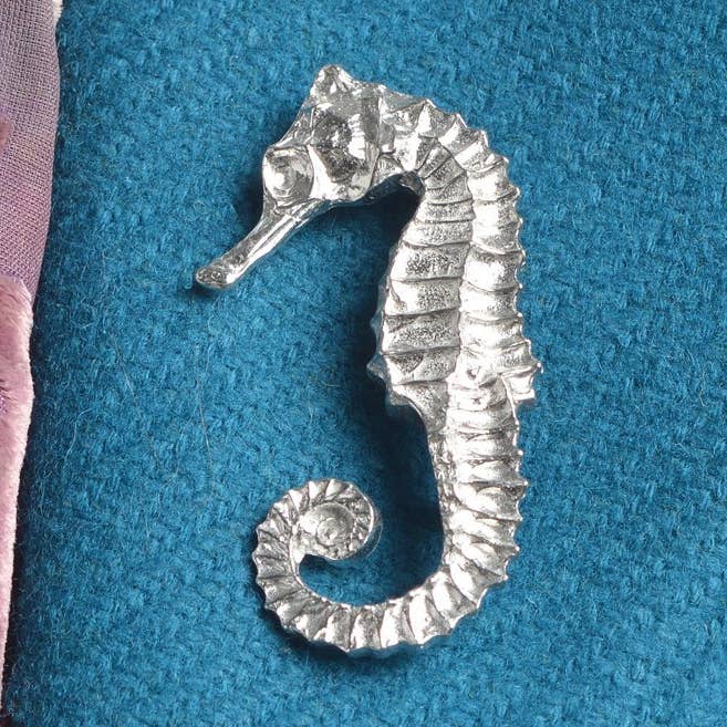 Spilla a forma di cavalluccio marino, idea regalo in peltro inglese per la vendita all'ingrosso da parte di Glover & Smith