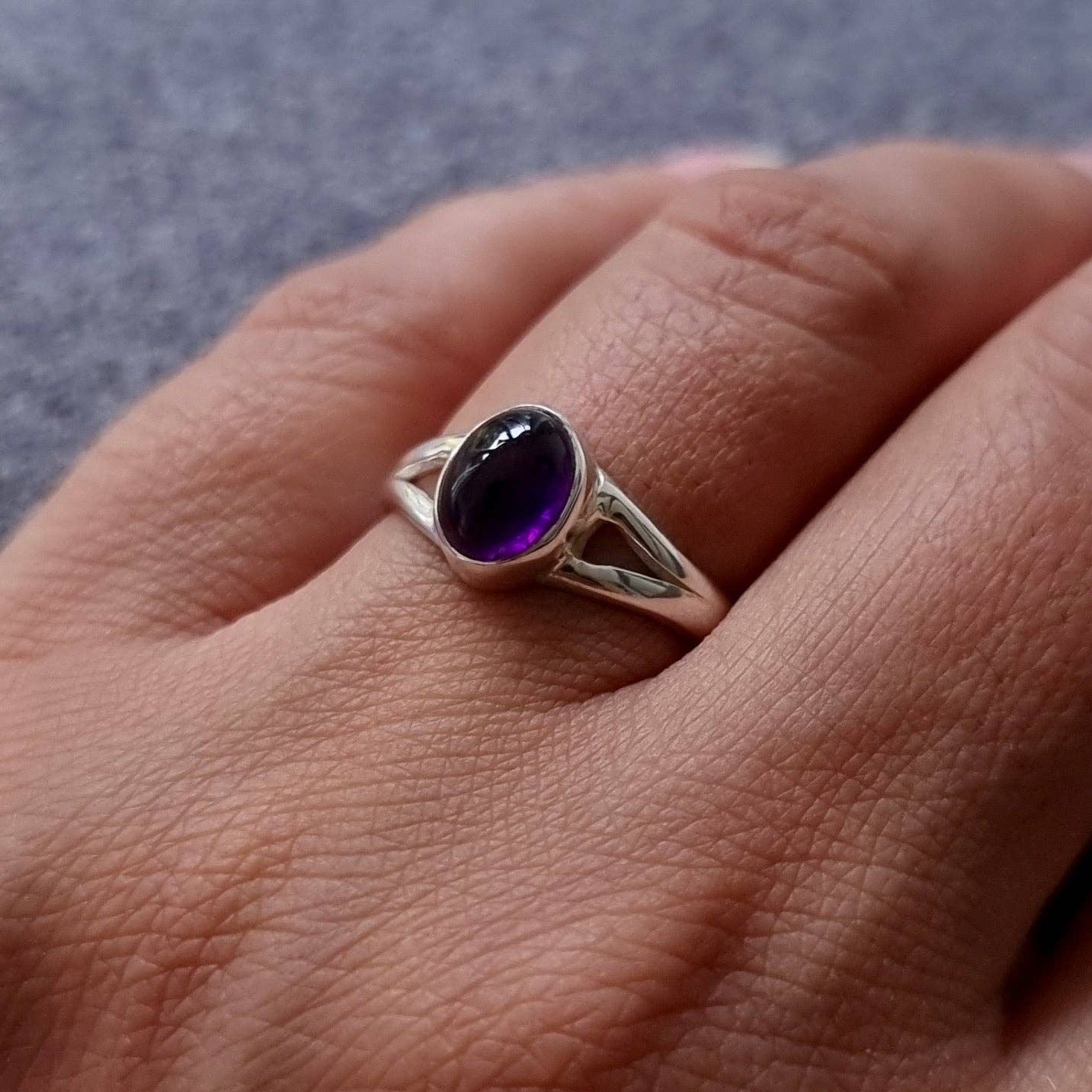 Mistry Gems - Wholesale Single Stone/Solitaire Ring - Unisex Oval Amethyst Ring | 925 Sterling Silver, R3AO1