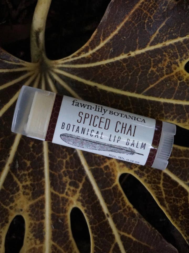 GEWÜRZTER CHAI BOTANISCHER LIPPENBALSAM für den Großhandel von Fawn Lily Botanica