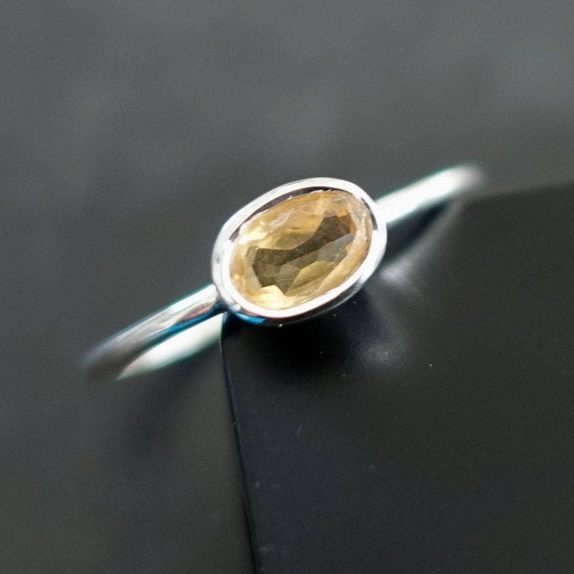 Mistry Gems - Vente Solitaire - Bague Ovale Horizontale Unisexe en Citrine | Argent Sterling 9252