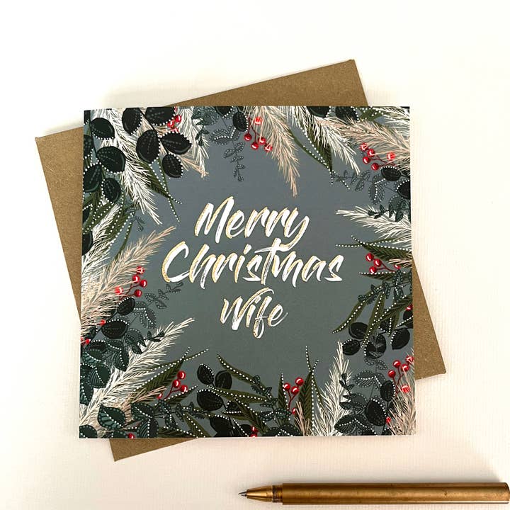 Biglietto natalizio moderno per membri della famiglia con ghirlanda di foglie invernali per la vendita all'ingrosso da parte di Katie Clement Illustration