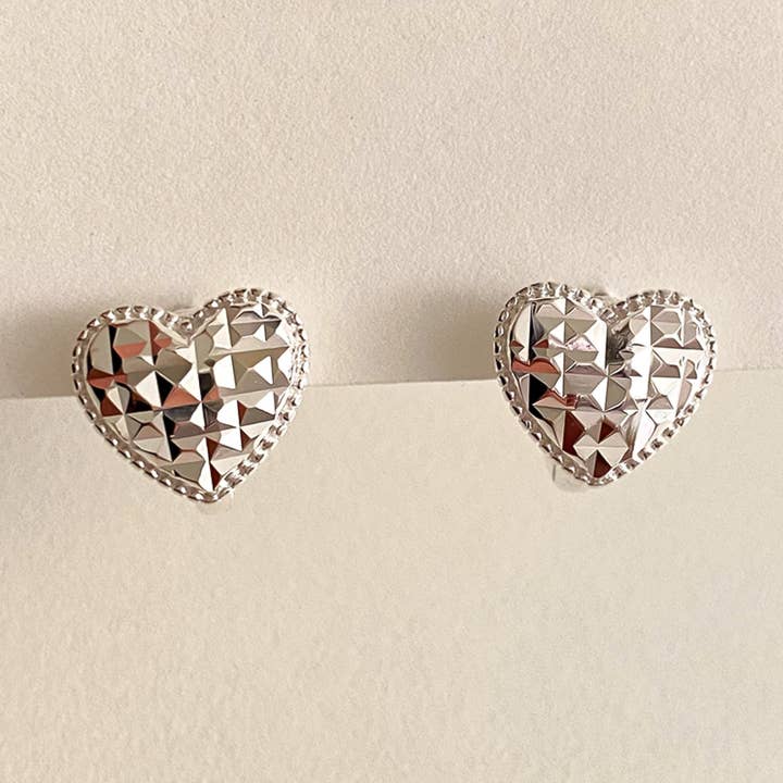 Facetterede hjertebøjleøreringe for engroshandel hos Cult Mystique