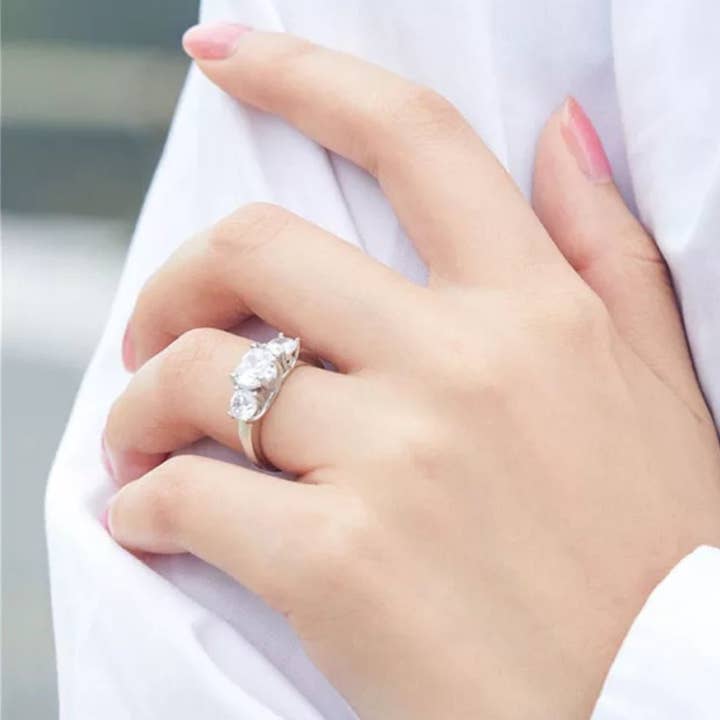 2CT Ronde Diamant Veneer Cubic Zirconia Verlovingsring voor wholesale door Diamond Veneer Travel Jewelry