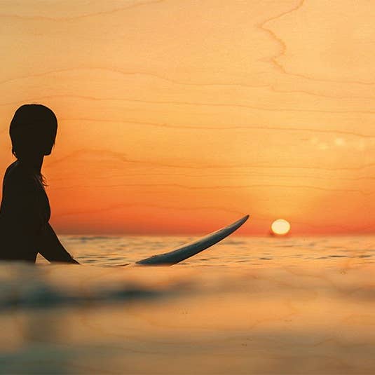 Holz-Postkarte mit Surfer, Sonne und Sonnenuntergang für den Großhandel von Hironwoods