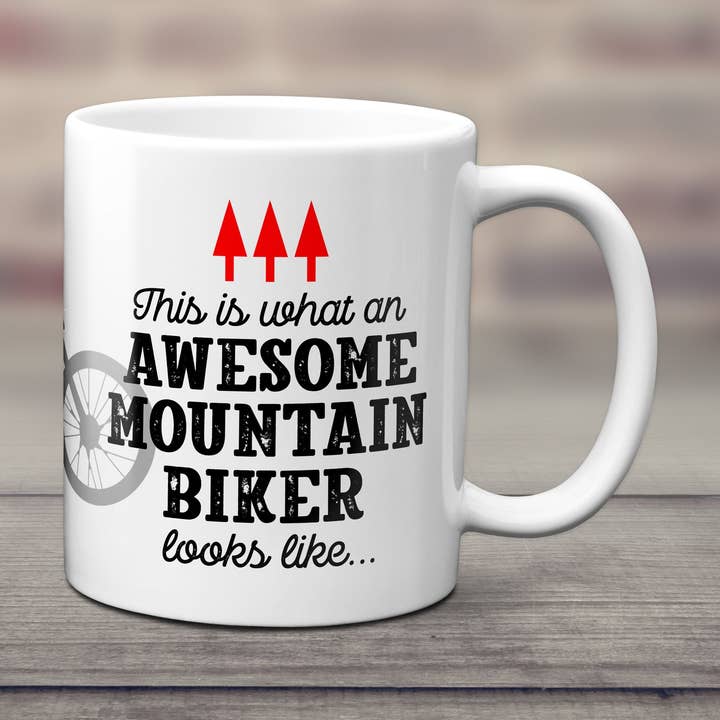 Mug avec inscription This Is What An Awesome Mountain Biker Looks pour la vente par EllieBeanPrints