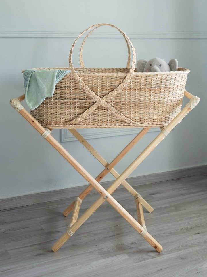 Moses basket set in rattan with mattress and wooden stand for wholesale by Alwan Créations