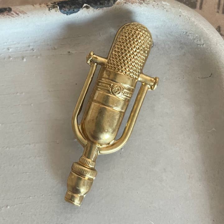 Brochestift i messing mikrofon for engroshandel hos The green antique trunk