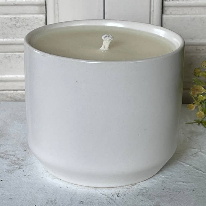 Candela di soia in legno di cedro + miele da 9 once in ceramica bianca per la vendita all'ingrosso da parte di 1858 Candle Co