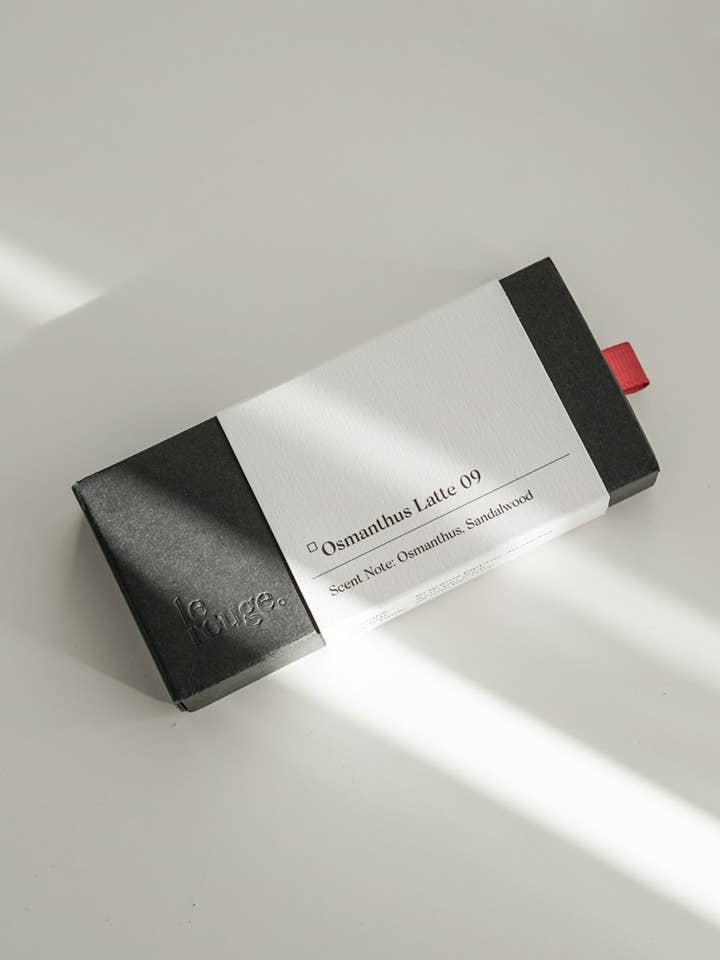 Osmanthus Latte 09 - Osmanthus et bois de santal - 100 % naturel I pour la vente par Le Rouge Life Inc.