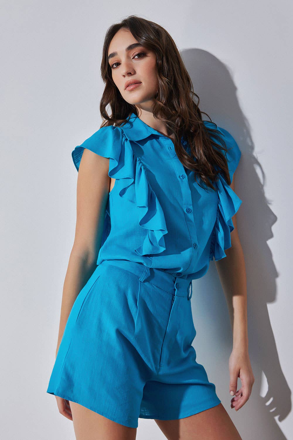 Strut & Bolt - Venta al por mayor Camisa con botones - Mujer - Blusa de lino sin mangas con volantes en los hombros12