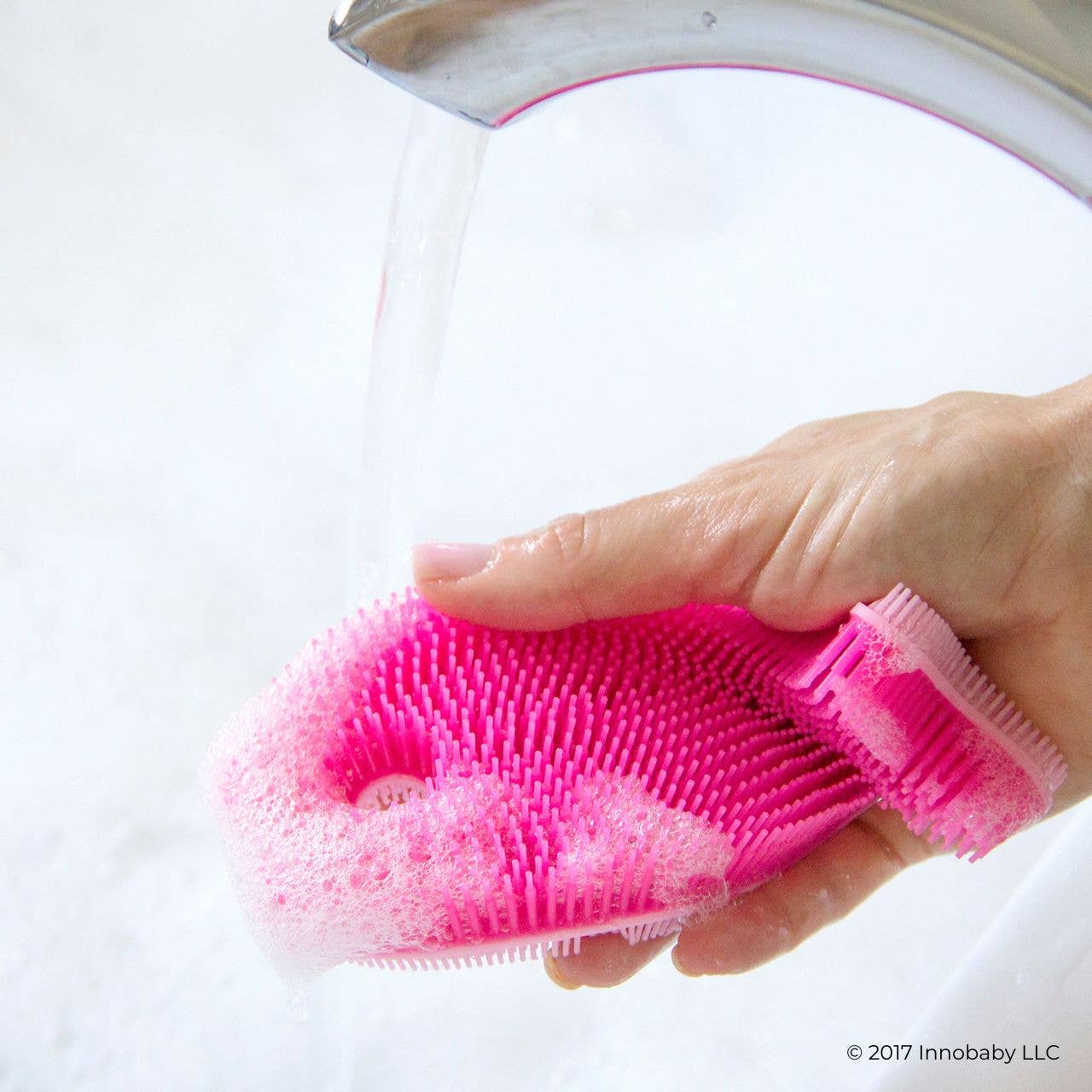 Innobaby on Faire - Venta al por mayor Juguete para la bañera - Bebés - Exfoliante de baño de silicona, divertido cepillo con forma de pez, juguete de baño para bebés11