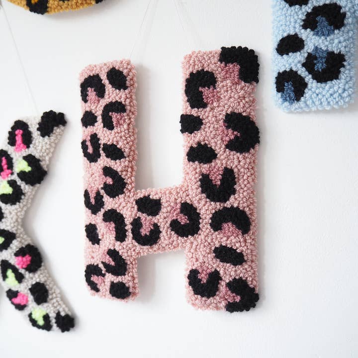 Colgante de Pared con Letras de Estampado de Leopardo Rosa para venta al por mayor de Brown Betty Blue