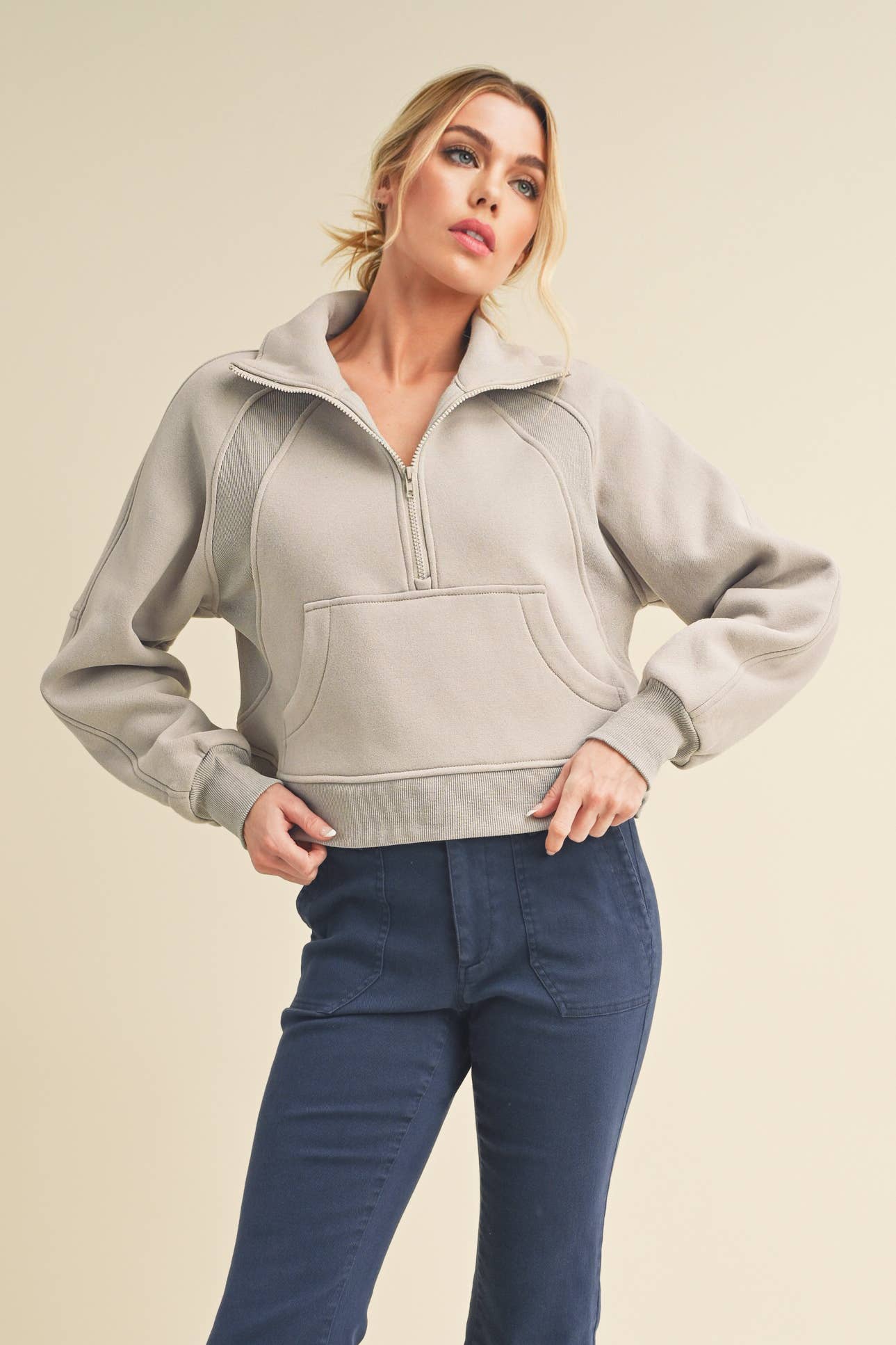 AEMI + CO - Venta al por mayor Sudadera - Mujer - 950CK Dove - Suéter con media cremallera y cuello tipo embudo6