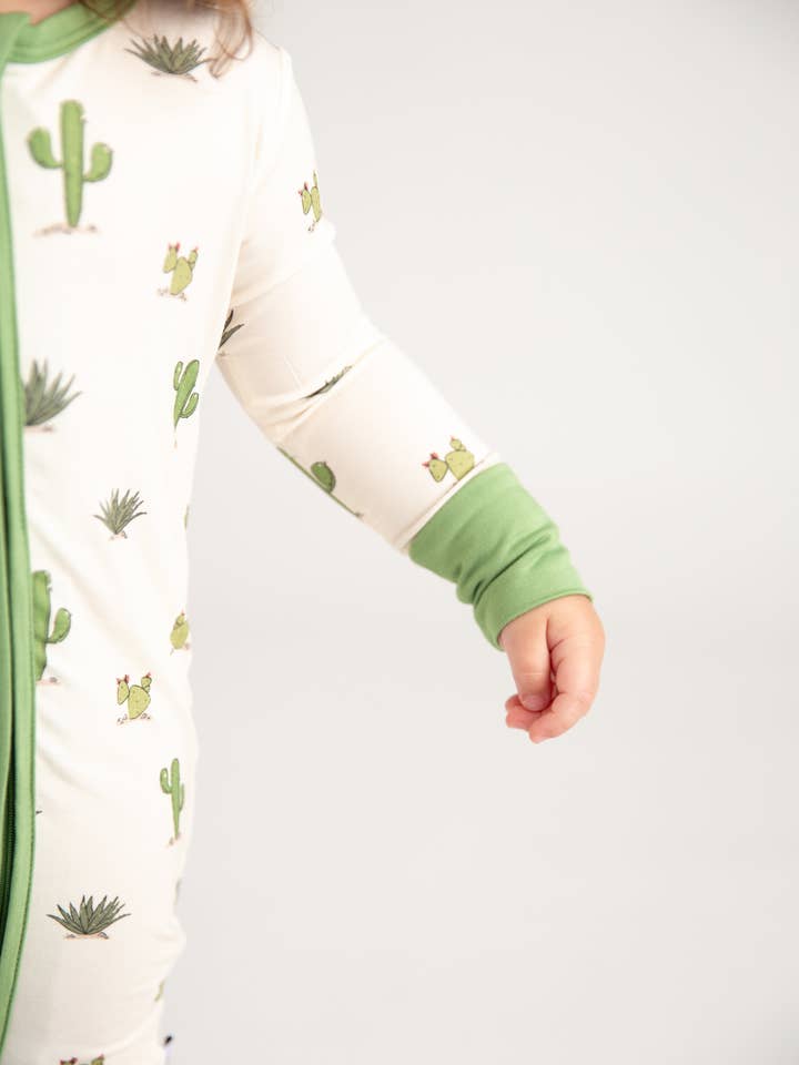 The OVer Company - Wholesale Slaappak - Baby - Cactus Cuddles romper van bamboe3